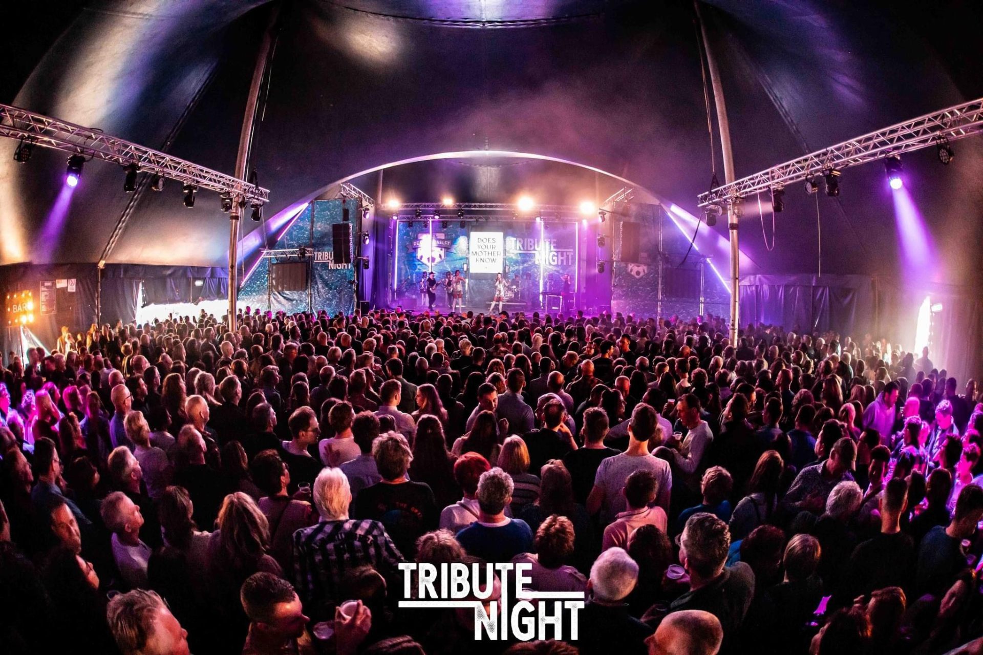 Volle tent tijdens DYMK show