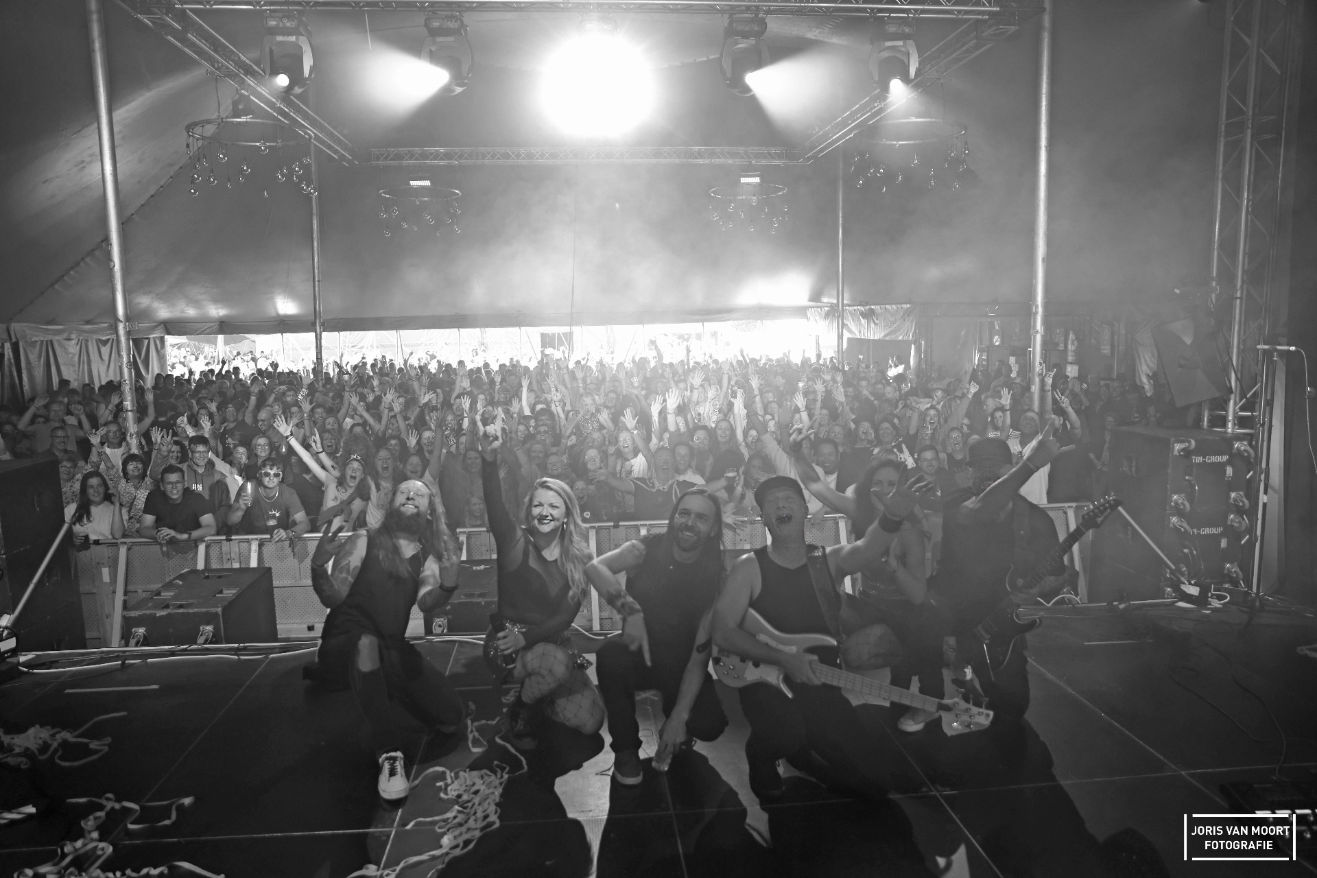 De band met het publiek na de show