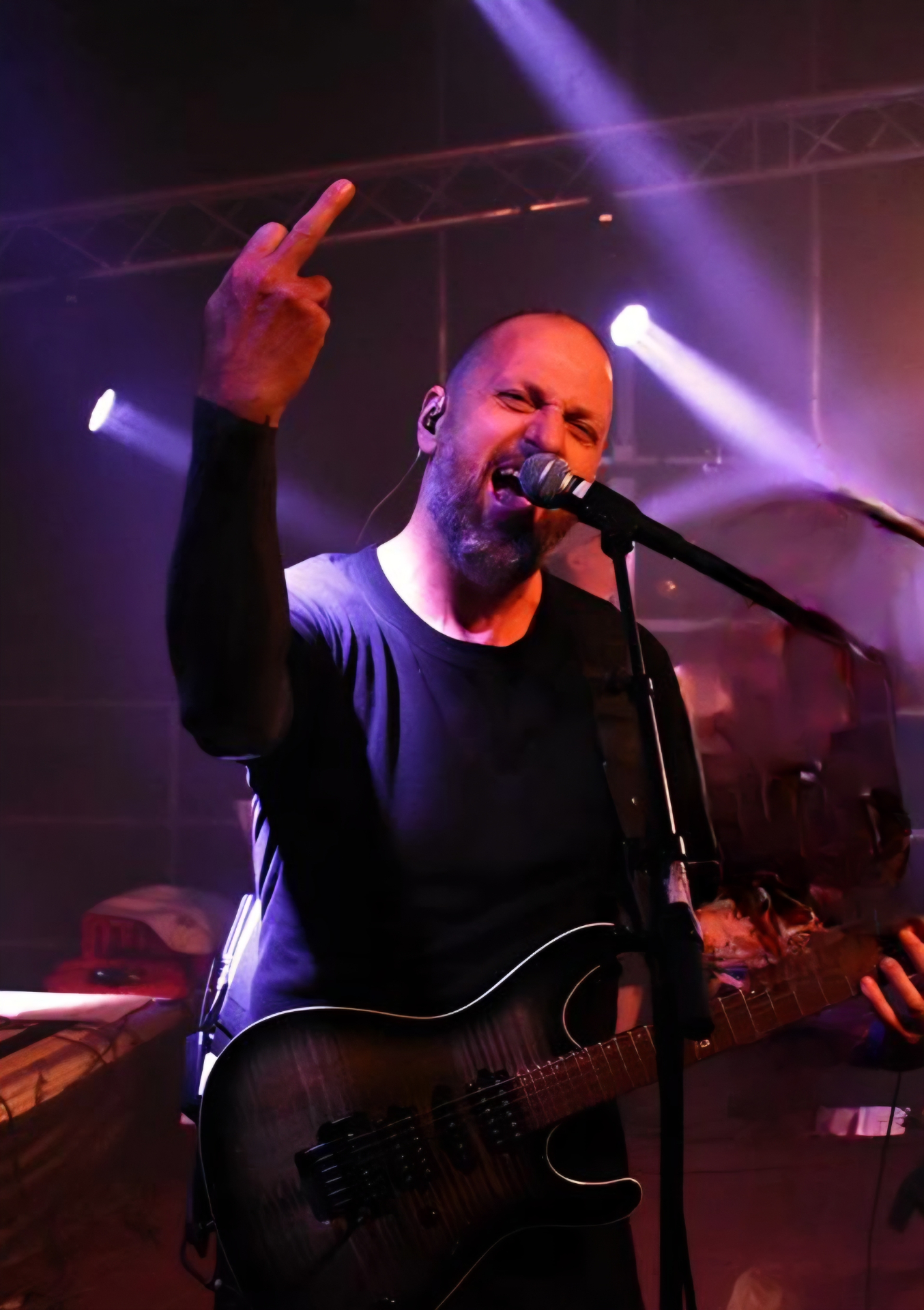 Arwin — Guitar · backing vocals