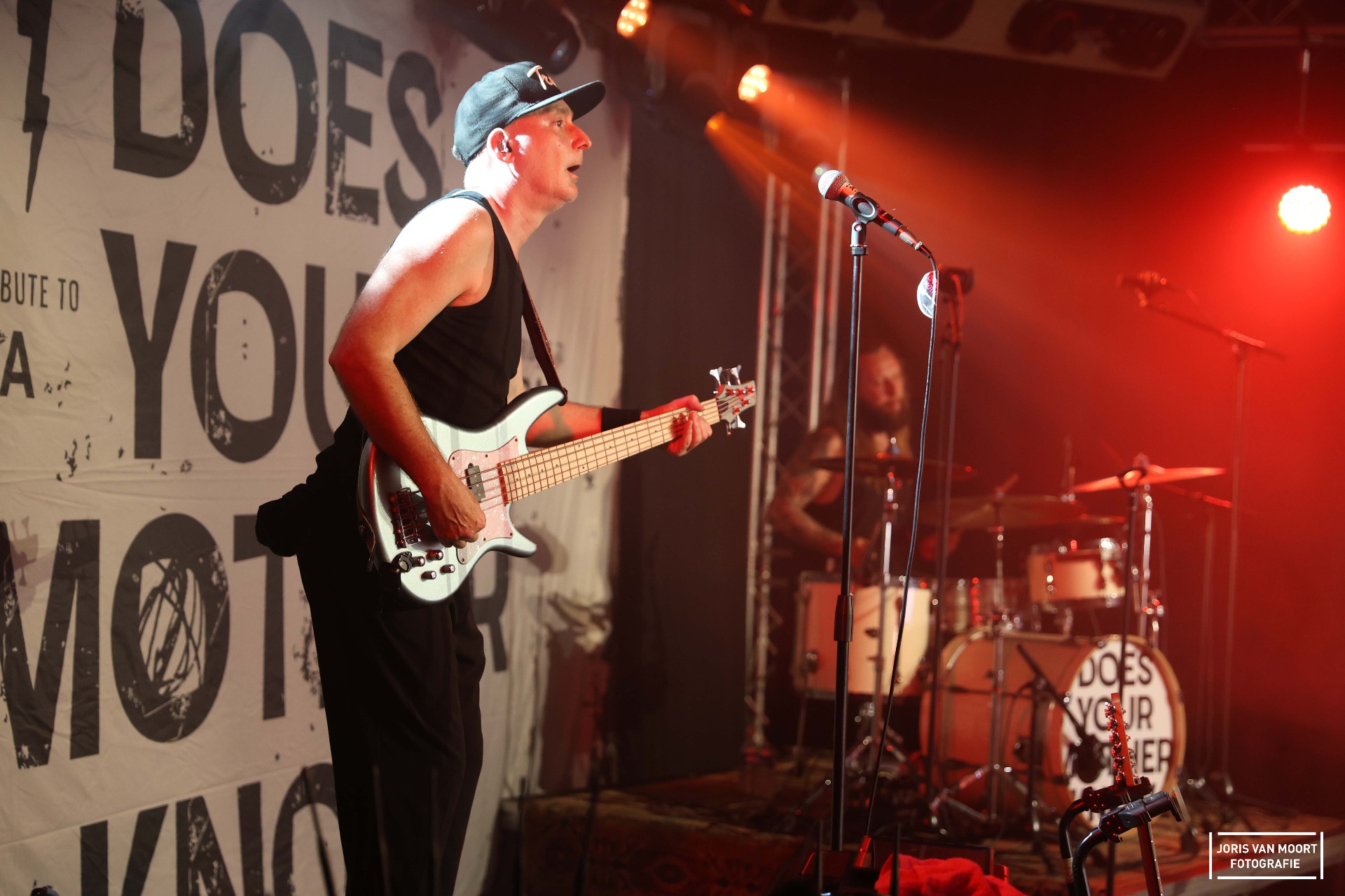 Bassist live in actie