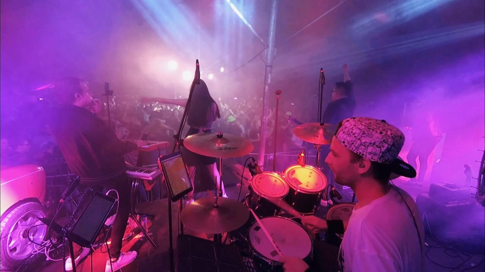 Backstage view vanaf het drumstel